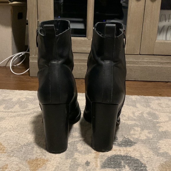 Steve Madden black leather booties- size 9. Round toe, side zipper and 4” heel - Picture 3 of 5